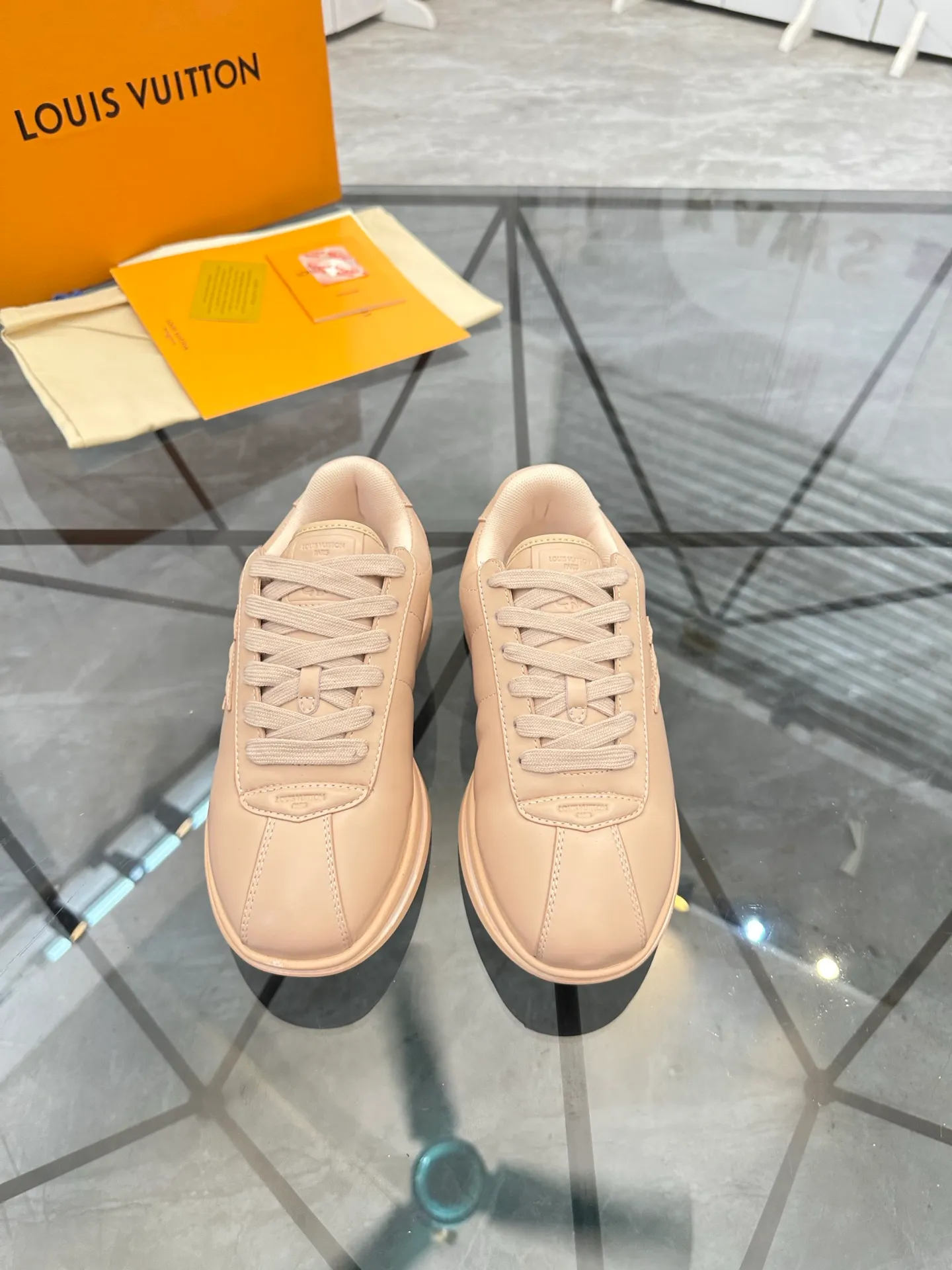 Men's shoes: 💰P700¥ Top quality Product trademark: LV* "Louis Vuitton*" low-top casual shoes Regular size: 35-45 (can be customized to 46) Couple style Product materials: Imported cowhide upper, breathable lining, original outsole. Number: two